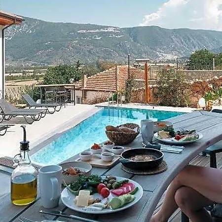 Kikonia Art Hotel